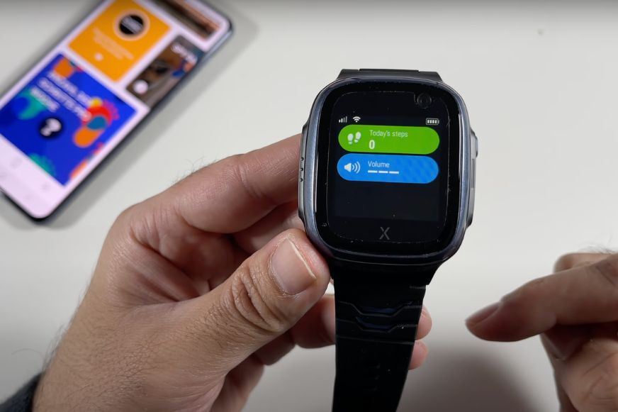 Man sieht den Schirttzähler der XPLORA X5 Play.